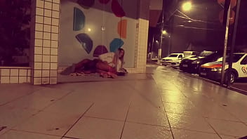 Morador de rua comendo o cuzinho da safada na calçada filmaram