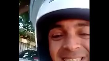 Puta se exibindo pro motoboy