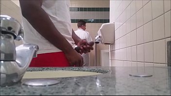 Flagrado batendo punheta em banheiro público - Exhibtionism.com