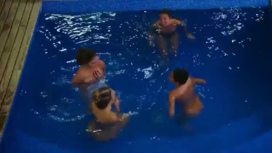 Mulheres de topless na piscina do reality soltos em floripa - 2ª temporada
