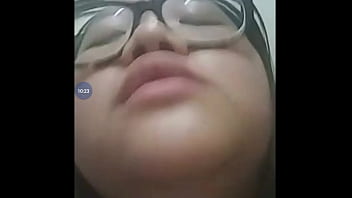 Nerd de oculos caiu na webcam
