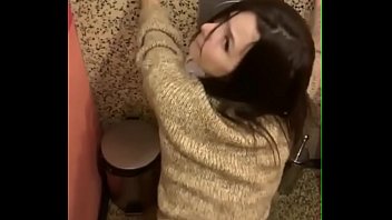 Novinha safadinha dando no banheiro do hotel