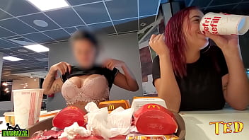 Duas safada aprontando com os peitos de fora enquanto comem no mcdonald’s anjinha tatuada oficial