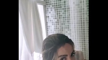 Anitta vaza seios enquanto toma banho | caiu caindo |caiu