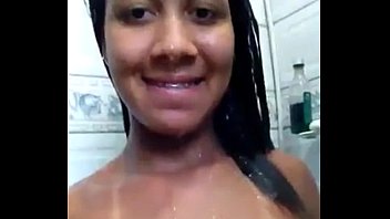 Neguinha novinha peladinha tomando banho