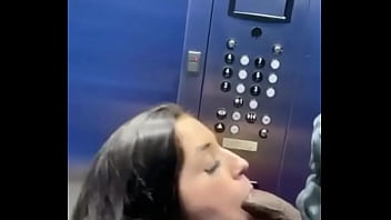 Botou a prima pra mamar no elevador