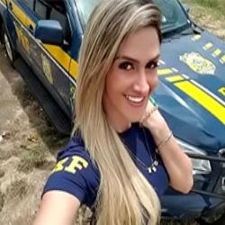 policial novinha na seca enfiou uma arma no seu cuzinho delicioso