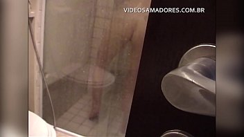 Homem vaproveita porta entreaberta para filmar garota pelada