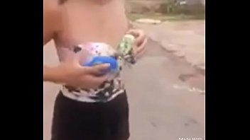 Provocando gostoso na estrada de terra