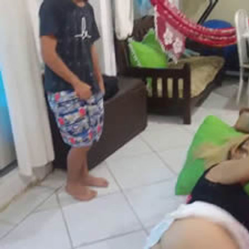 Tia dormindo com a bunda de fora no sofá é a alegria do sobrinho