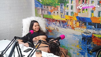 Flavia oliver faz sexo oral em natasha steffens durante as gravações do california podcast | amador sexo |amador