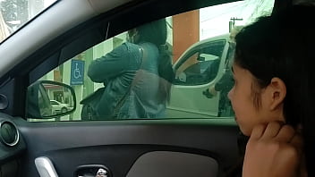 Novinha safada se masturbando em frente ao banco dentro do carro  | X gostosas |gostosa