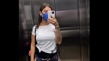 Ana putinha no elevador
