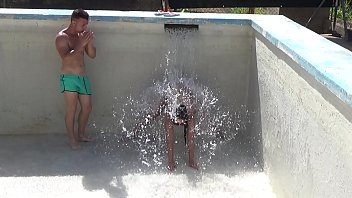 Dos step hermanastros se ponen a jugar en pelotas con el agua que llena su piscina en valencia