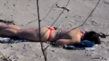 Namorada novinha gostosa tomando sol na praia de biquini fio dental | safada |safadas