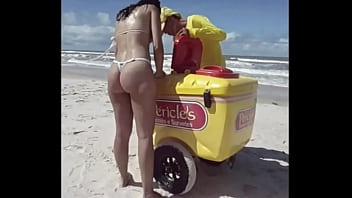 Fiestacasaldf esposa de micro bikini comprando picolé | sexo da rua |sexo na rua