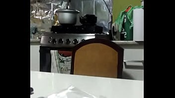 Novinho comendo a tia escondido na cozinha