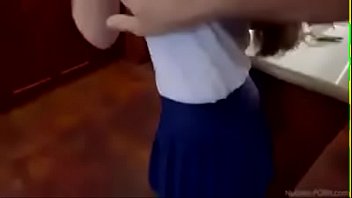 Joven colegiala es follada en la cocina