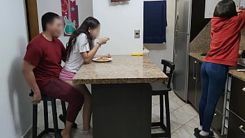 Tio tarado comendo a sobrinha na cozinha