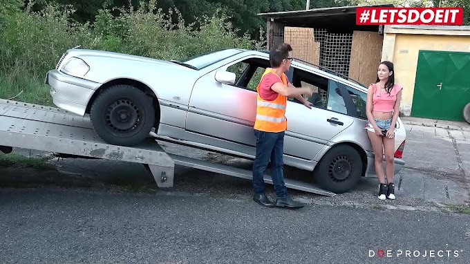 Pra liberar o carro dela ela teve que dar a buceta