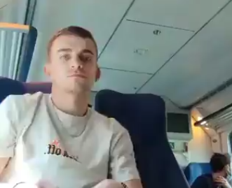 loirinho batendo punheta no trem na frente de todo mundo