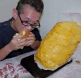 Homem pede hamburguer com 1000 fatias de queijo