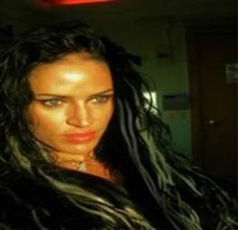 Taxista diz ter sido violentado por sósia de Angelina Jolie