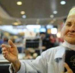 Idosa de 79 anos usa os aeroportos para pregar a Palavra de Deus