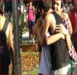 Jovens oferecem abraços na Parada gay de Goiânia