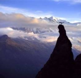 Alpinista pratica ioga no topo de montanha de 3.500 m na França