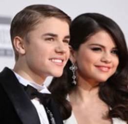 Não terminaram! Justin Bieber e Selena Gomez continuam namorando.