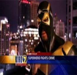 Super-herói da vida real enfrenta agressor em briga de rua