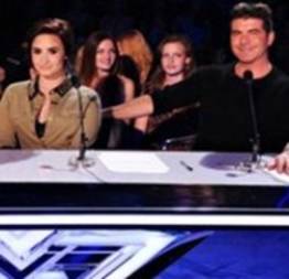 Demi Lovato e Simon Cowell se estranham no The X Factor