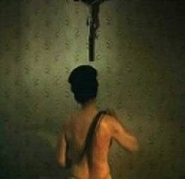 Filme Paradise Faith mostra devota católica se masturbando com crucifixo.