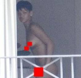 Foto da cantora Rihanna nua cai na net!