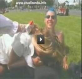 Vídeo real de loirinha linda fazendo um boquete louco em publico