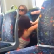 Lésbicas fazendo sexo oral no trem