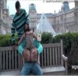 Vídeo de uma safada metendo com dois em publico na frente do Museu do Louvre em