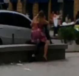 Casal flagrado transando em praça no Rio