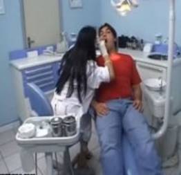 Mirela dentista dando cuzinho no consultório