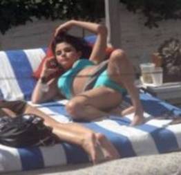 As melhores imagens de Selena Gomez com biquíni (30 fotos e 1 Vídeo)
