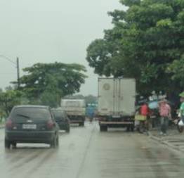 Caminhões param em qualquer lugar e fica por isso mesmo