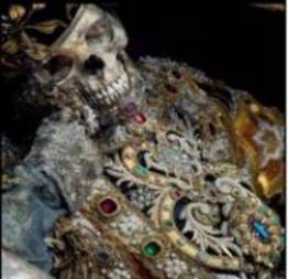 Esqueletos Incrustado com jóias valiosas (13 fotos)