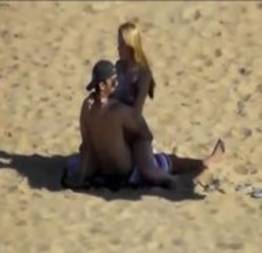 Casal flagrado em praia carioca