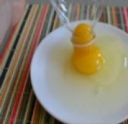 Como separar a gema da clara do ovo 