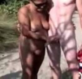 Esposa safada masturba estranho na praia de nudismo e corno filmando