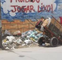 Barracas e lixo nas calçadas: nota zero para prefeito