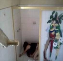 Estudantes flagrados no banheiro da escola