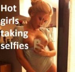 Garotas tirando selfies.
