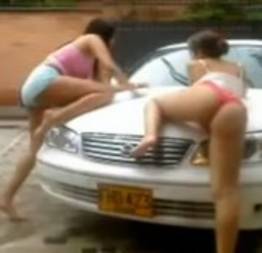 Novinhas lavando o carro do corôa rico